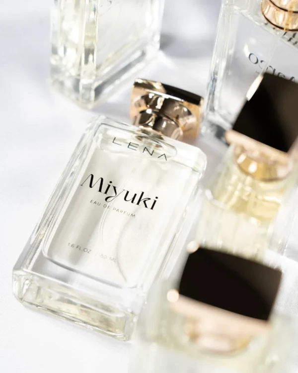 عطر MIYUKI – گرم، چوبی، کمی شیرین و متعادل